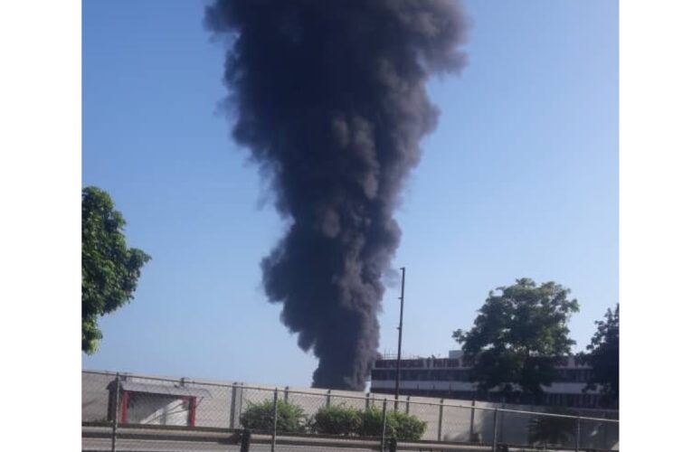 Reportan incendio en refinería El Palito