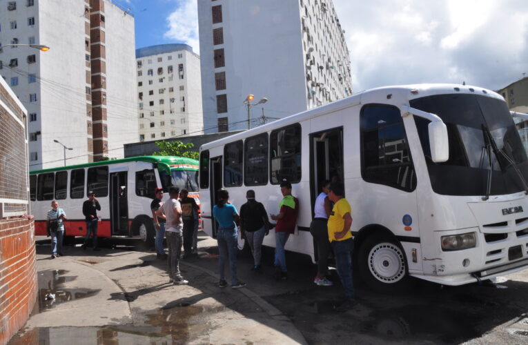Conductores de la Caracas-La Guaira cobran Bs. 5
