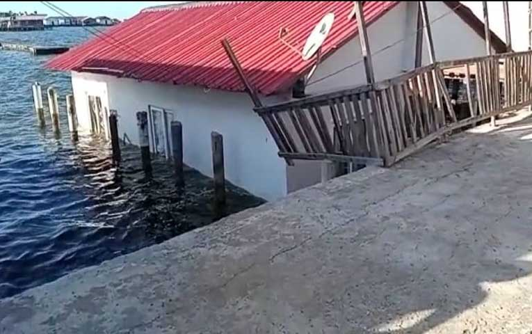 Se hunden en el Lago de Maracaibo casas de Misión Vivienda