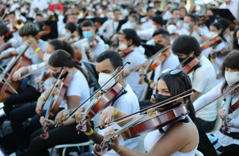 Venezolanos felicitaron a músicos de El Sistema por concierto para récord Guinness