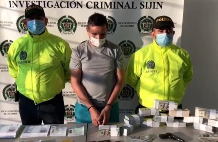 Detienen a un hombre por enviar dólares y pesos falsos a Venezuela