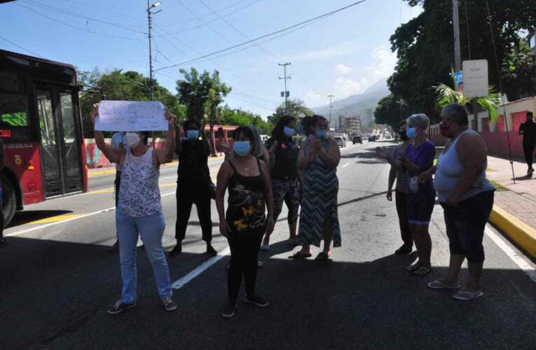 Habitantes de Pariata trancaron la avenida para exigir agua por tubería