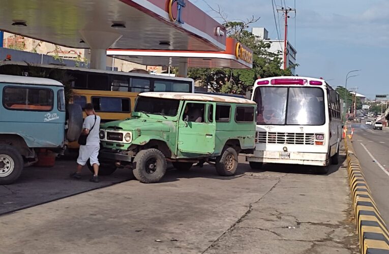 Solo 1.800 litros de gasoil distribuyen a diario al transporte