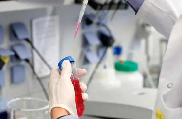 Oxford y AstraZeneca trabajan en adaptar su vacuna contra Ómicron