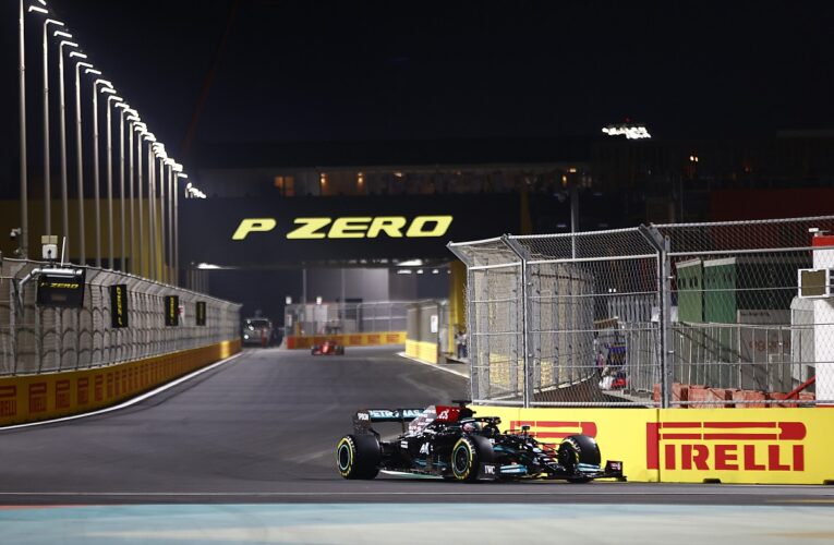 Hamilton ganó en Arabia Saudita y alcanzó a Verstappen en la cima