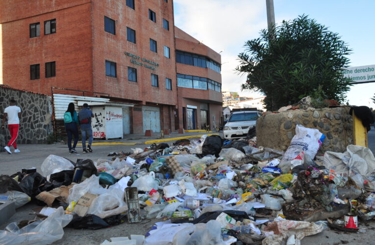 Vecinos reclaman por basura acumulada frente al Consejo Legislativo