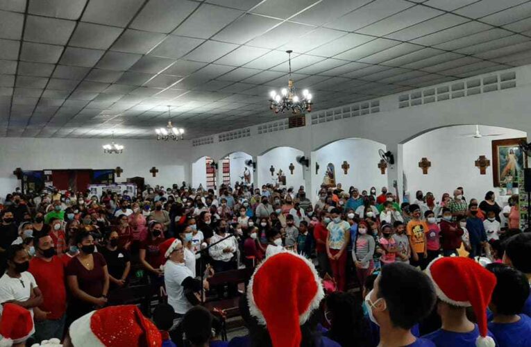 200 niños de la catequesis tomaron la iglesia de La Páez