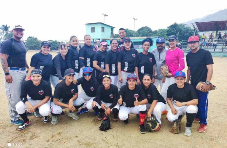 Mágicas campeonas del softbol femenino navideño