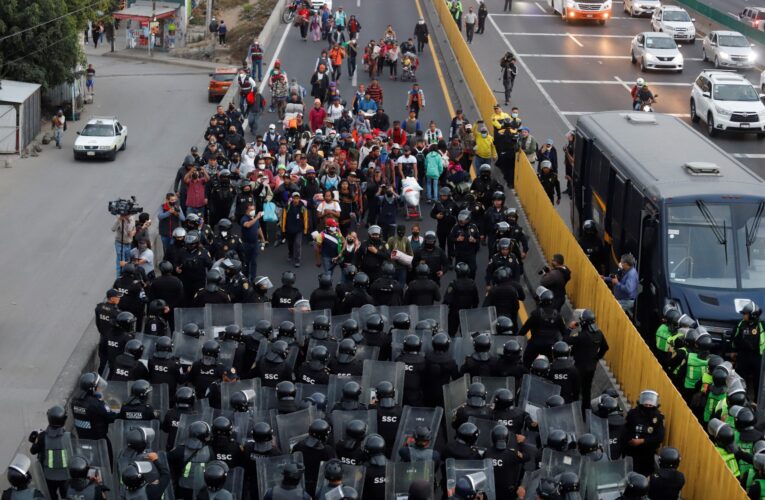 17 heridos deja enfrentamiento entre migrantes y policías en México