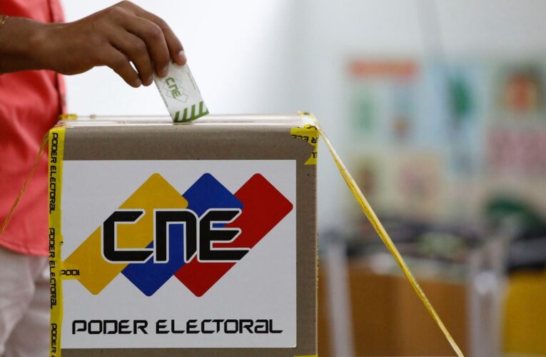 Solicitan al CNE abrir proceso revocatorio contra Maduro