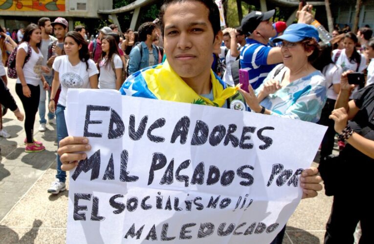Máximo 11 dólares al mes gana un docente universitario en Venezuela