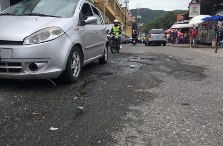 Megahuecos en Maiquetía mantiene en jaque a conductores