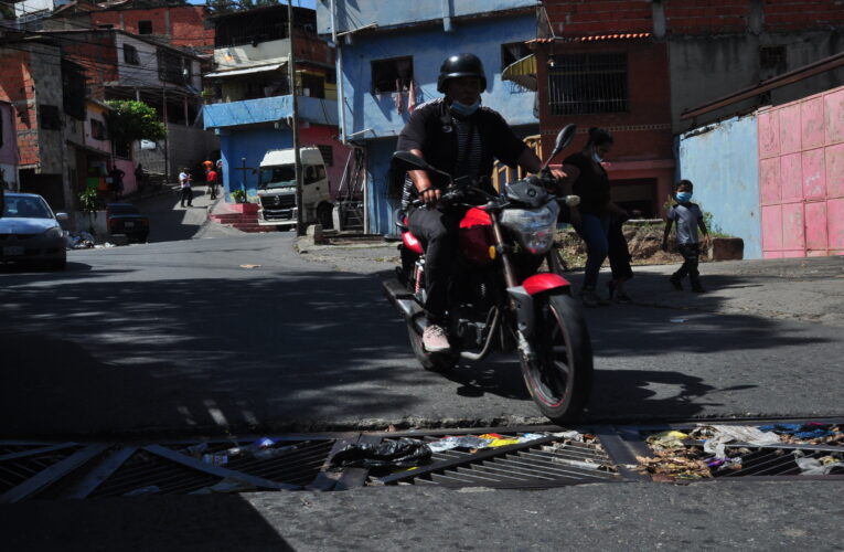 Mototaxistas exigen reparación de alcantarilla en Calle Nueva