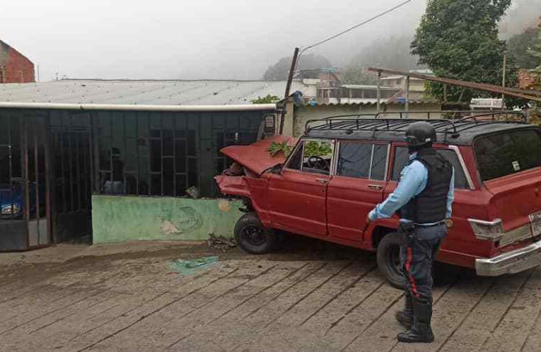 Wagonerr colisionó contra una vivienda en Carayaca