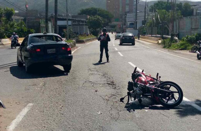 Daewoo chocó con una moto Arsen II en Playa Grande