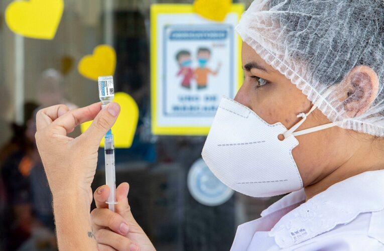 Estudio sudafricano confirma que vacunas sí preparan al sistema inmunitario contra ómicron