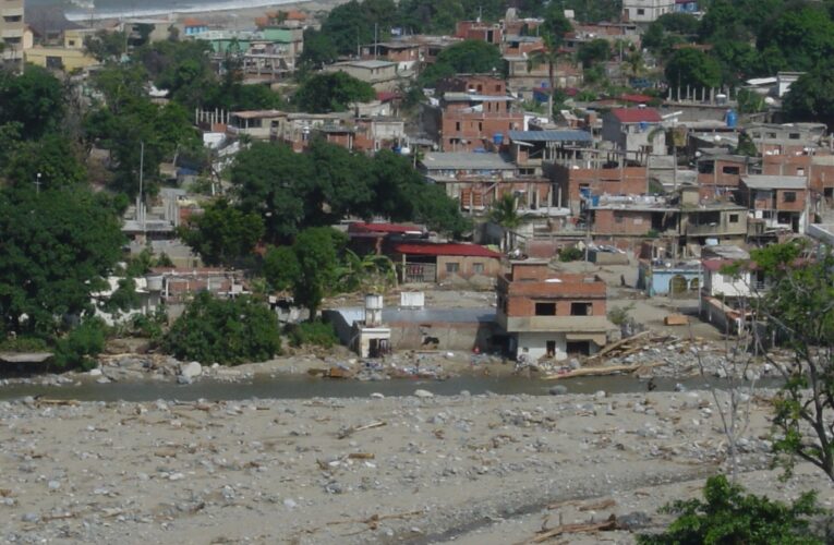 «A 22 años del deslave 30 mil familias viven a las márgenes de las cuencas»