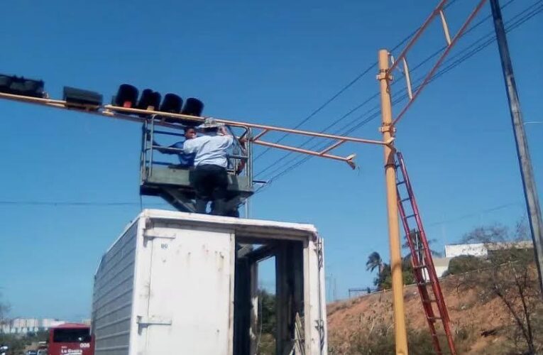 Alcaldía repara semáforo de Guaracarumbo