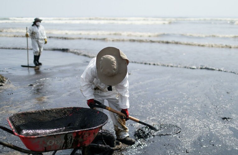 Emergencia ambiental en zona costera de Perú por derrame de petróleo