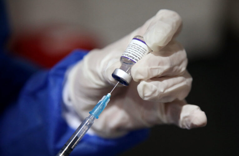 Pfizer inicia ensayos para vacuna contra ómicron