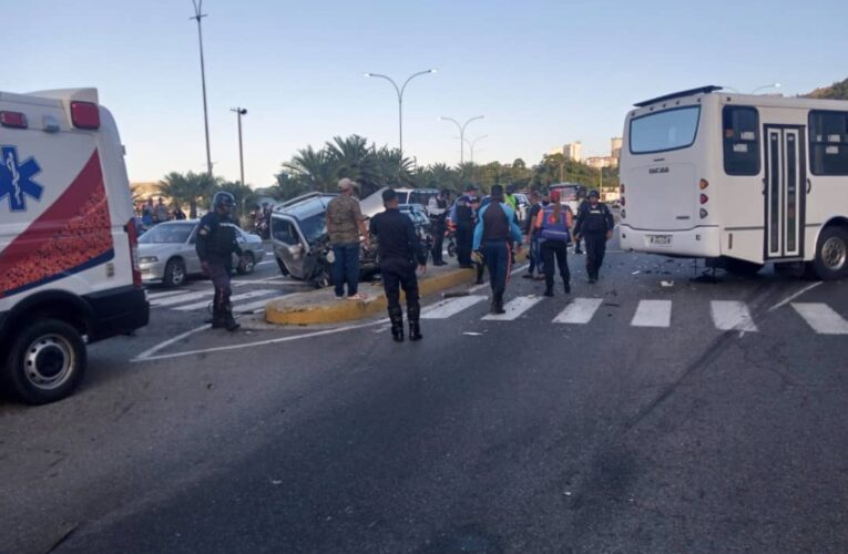 Bus de la Caracas-La Guaira chocó con camioneta en El Playón