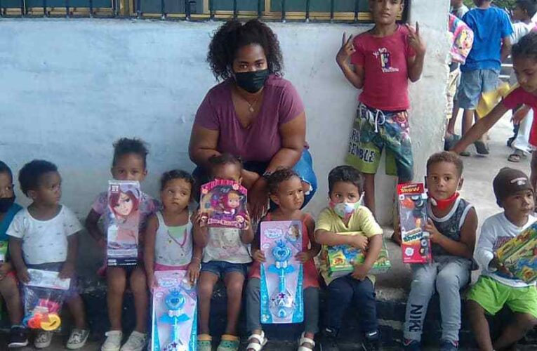 Movimiento de Mujeres entrega ropa y juguetes a niños de Caraballeda