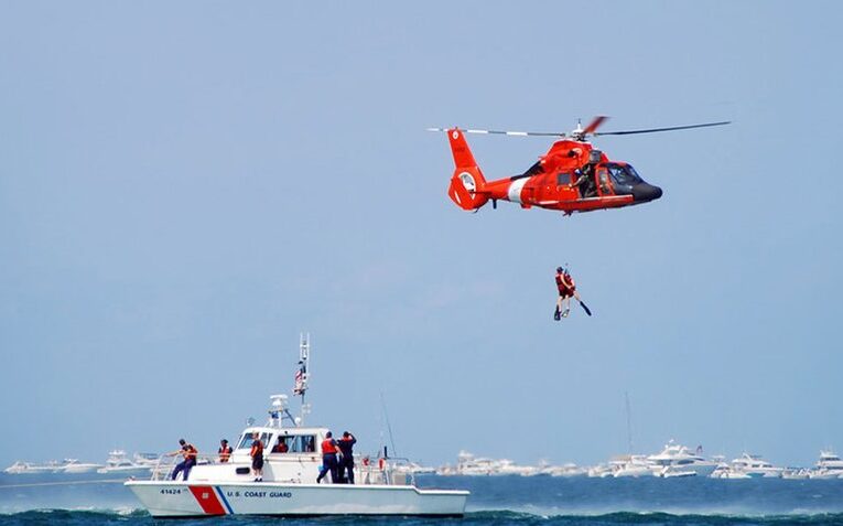 Suspenden búsqueda de víctimas de naufragio cerca de Florida