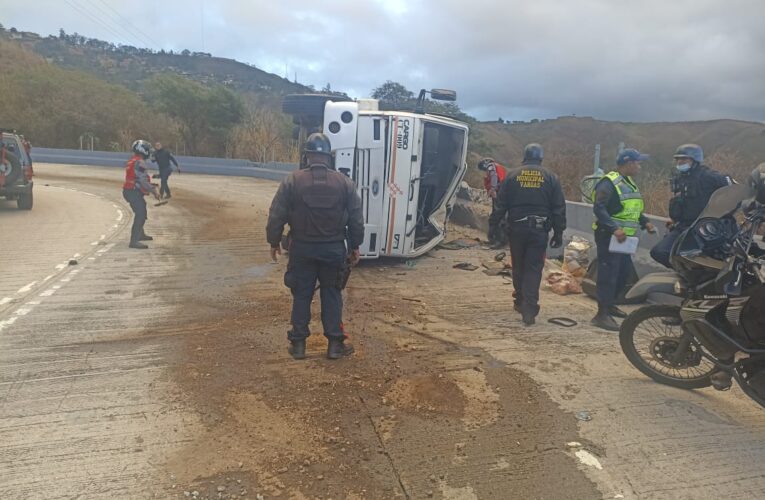 1 muerto y 4 heridos en vuelco de camión del aseo en El Junko