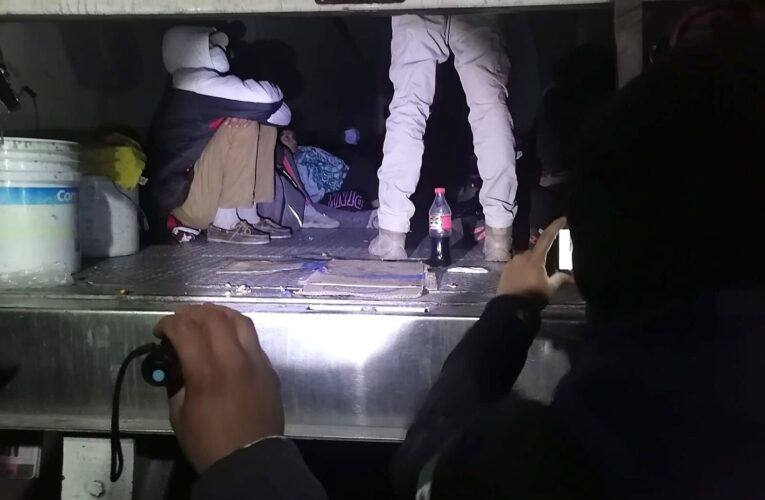 Interceptan en México a 65 migrantes hacinados en un trailer