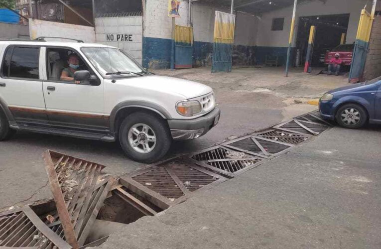 Alcantarilla pone en riesgo a conductores en Los Dos Cerritos