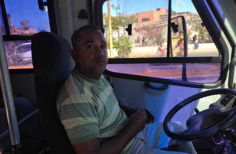 Choferes obtuvieron el carnet pero no la gasolina para trabajar