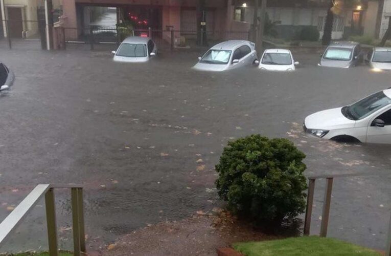 Fuertes lluvias dejan sin luz a 10 mil personas en Montevideo