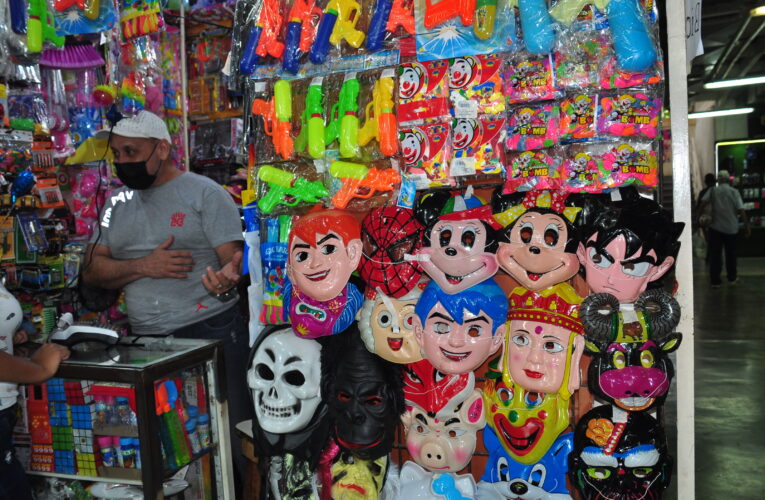 Comerciantes incorporan artículos de carnavales para aumentar ventas