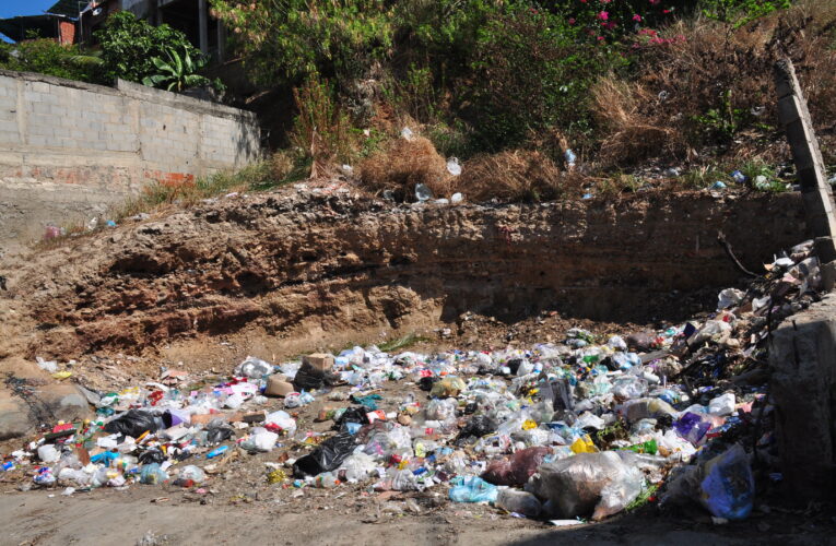 Huecos y basura aquejan a vecinos de Vilachá