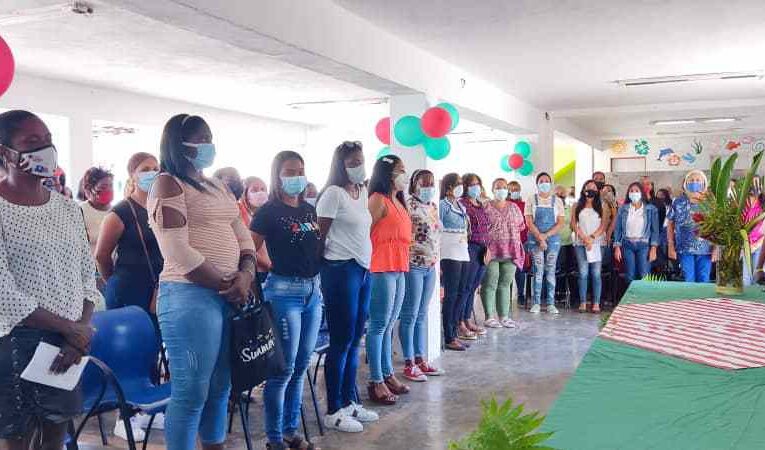 Entregaron reconocimiento a 13 docentes de Caruao