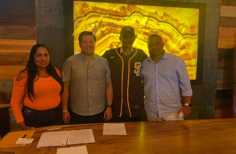 Josmar Acevedo firmó con los Padres