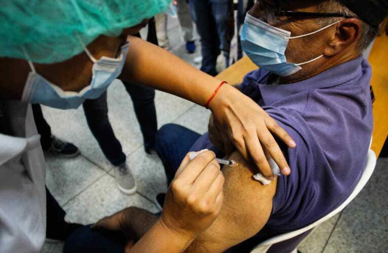 Gobernador llama a vacunarse pronto ante avance de ómicron