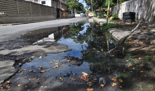 Las aguas servidas corren por las calles en Marapa El Piache