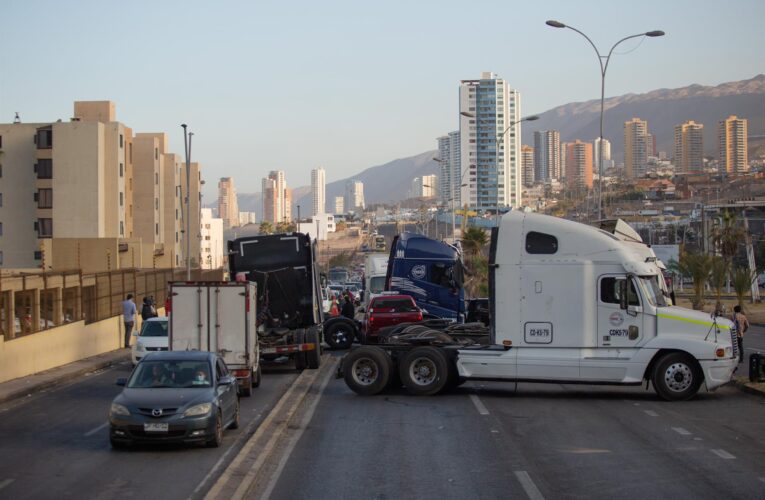 Camioneros paralizan Chile por aumento de migración irregular