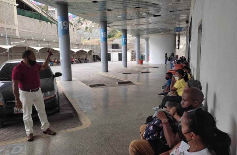 Varados usuarios a Caracas por retraso de buses Sitssa