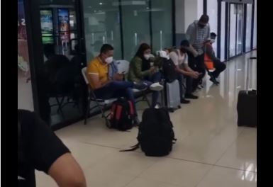 Varados pasajeros venezolanos en aeropuerto de Guatemala