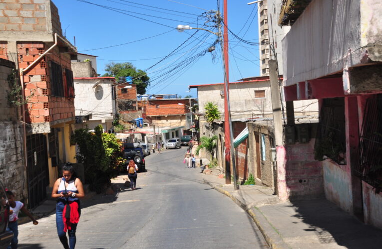 Vecinos de Corapal cansados de caminar para llegar a sus hogares