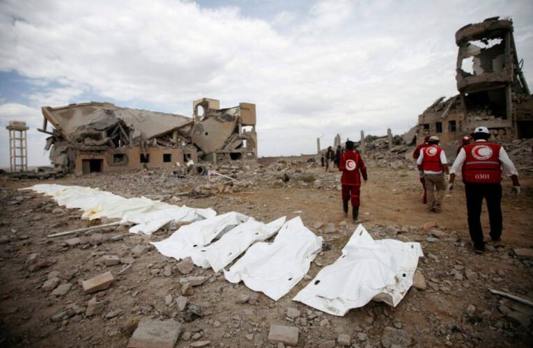 Bombardeo a una cárcel causa más 100 muertos en Yemen