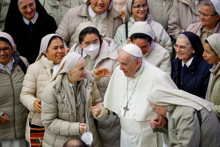 Papa Francisco disipa temores de contagio de covid