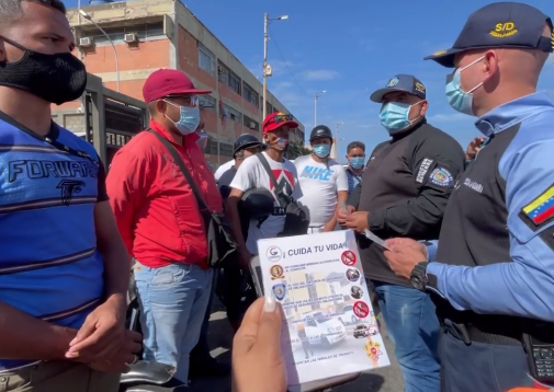 Policía de La Guaira orientó a conductores para evitar accidentes