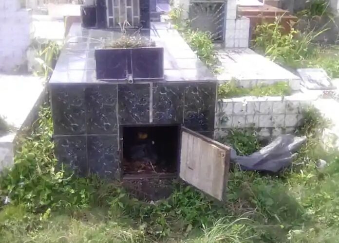 Mujer trasladó el cadáver de su esposo al cementerio y lo metió en una tumba