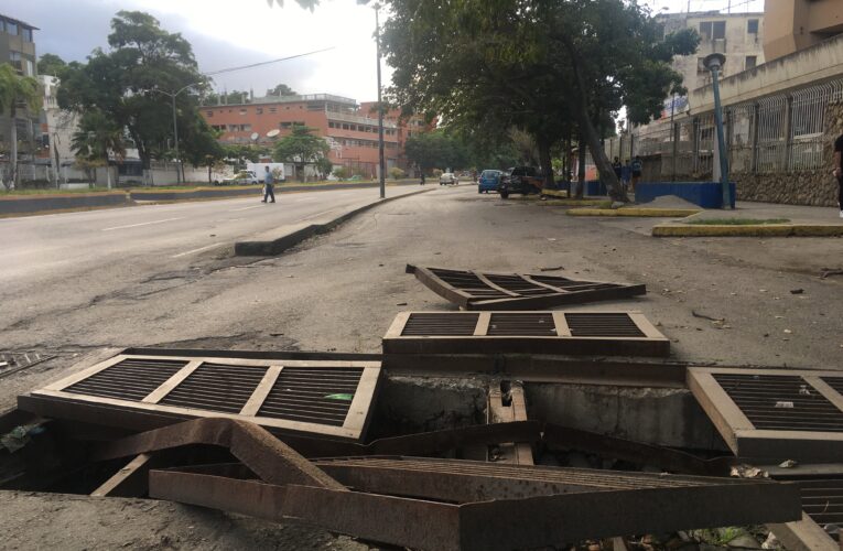 Alcantarilla peligrosa en la avenida La Playa