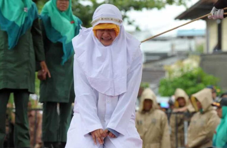Una mujer recibió 100 azotes por adulterio en Indonesia