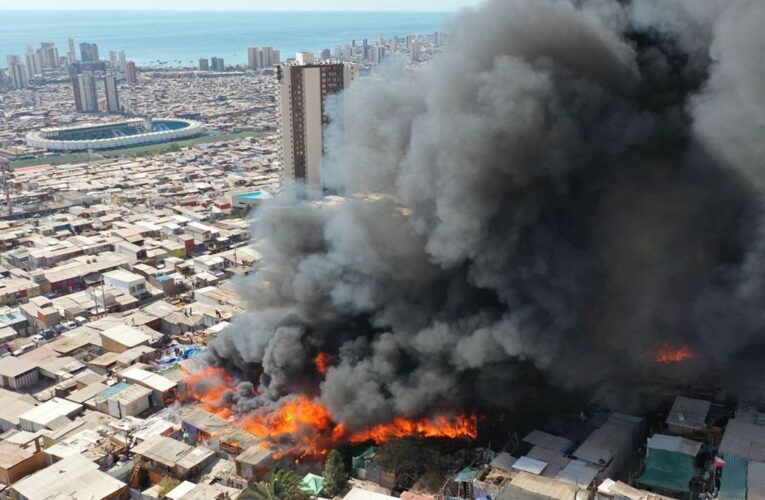 Incendio consume más  de 100 viviendas en Chile