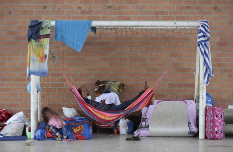 Desplazados venezolanos viven a la intemperie en Colombia